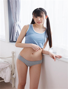 《一女被两男吃奶添下A片V图》