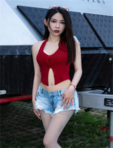 《年轻的母亲1在钱关看》