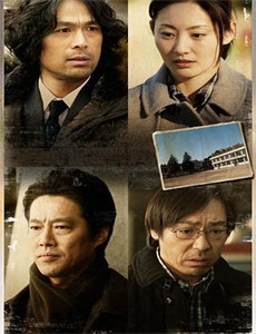 给小酒馆女子喝高杯酒